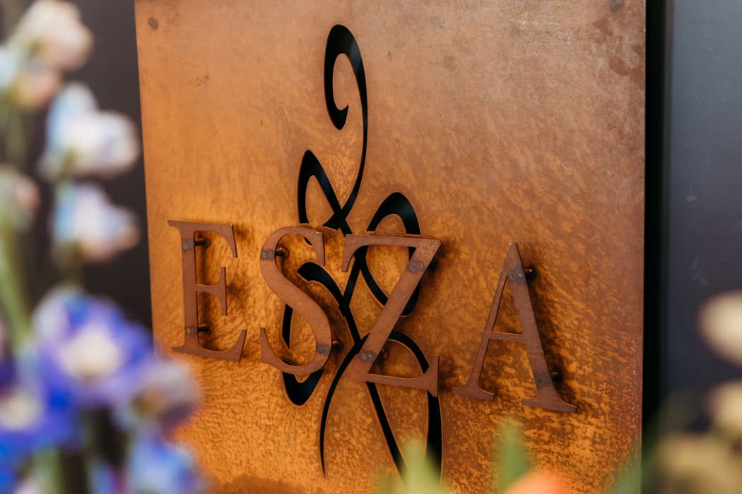 Het ESZA-logo bij de ingang van de winkel